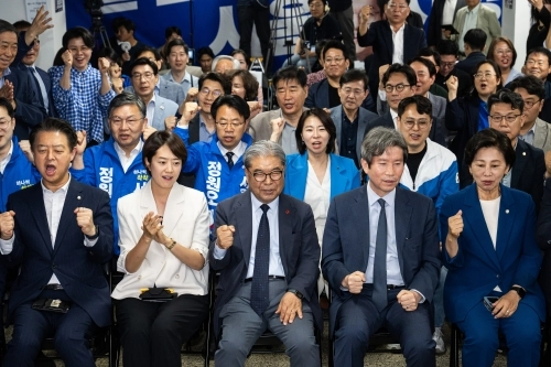 정원오 더불어민주당 서울시장 후보 캠프 관계자들이 3일 서울 중구 소공동 태평빌딩의 캠프 상황실에서  방송사 출구조사 결과를 시청하며 환호하고 있다. 앞줄 왼쪽부터 김영호·고민정 의원, 이재정 후원회장, 이인영·남인순 의원.  연합뉴스