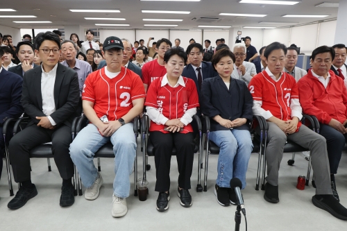 오세훈 국민의힘 서울시장 후보 캠프 관계자들이 3일 서울 종로구 관철동 대왕빌딩에 마련된 선거사무소에서 제9회 전국동시지방선거 방송3사 출구조사 결과를 확인하고 있다.  앞줄 왼쪽부터 김병민 선대위 대변인, 김재섭·윤희숙 공동선대위원장, 조은희 총괄선거대책본부장, 박수민 공동선대위원장, 김선동 총괄본부장. 연합뉴스