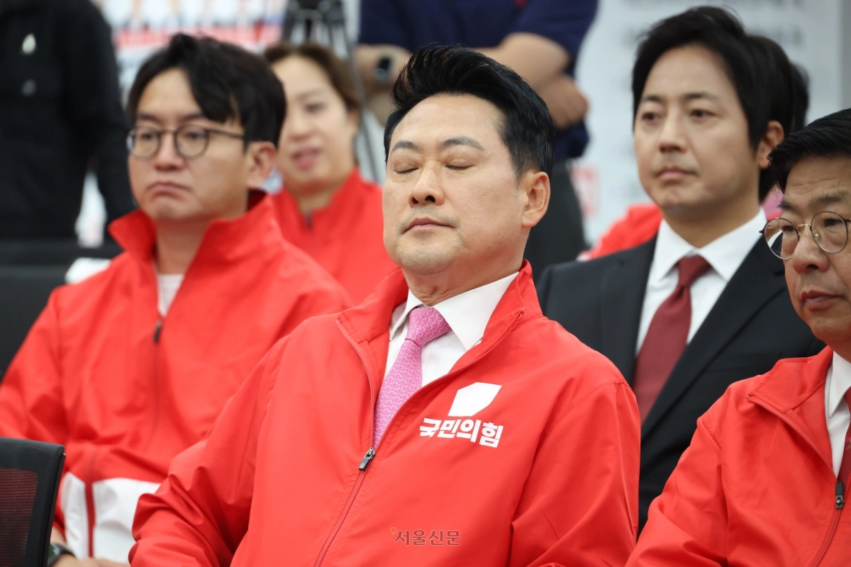 장동혁 국민의힘 대표가 3일 여의도 중앙당사에 마련된 개표 상황실에서 제9회 전국동시지방선거 및 6.3 국회의원 재보궐선거 방송사 출구조사 결과를 보며 눈을 질끈 감고 있다. 국회사진기자단