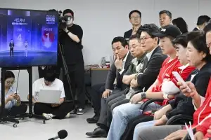 출구조사 결과 시청하는 오세훈 서울시장 후보캠프