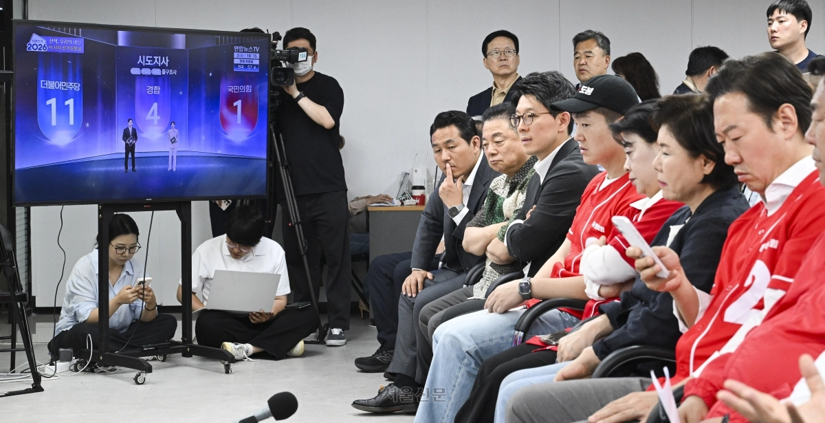 제9회 전국동시지방선거일인 3일 서울 종로구 소재 오세훈 국민의힘 서울시장 후보 캠프에서 관계자들이 방송3사 출구조사 결과를 지켜보고 있다. 2026.6.3 이지훈 기자