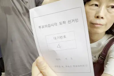 “6시 지났는데 투표하라고요?” 용지 부족에 ‘투표 중단’ 송파구 일대 투표소 아수라장