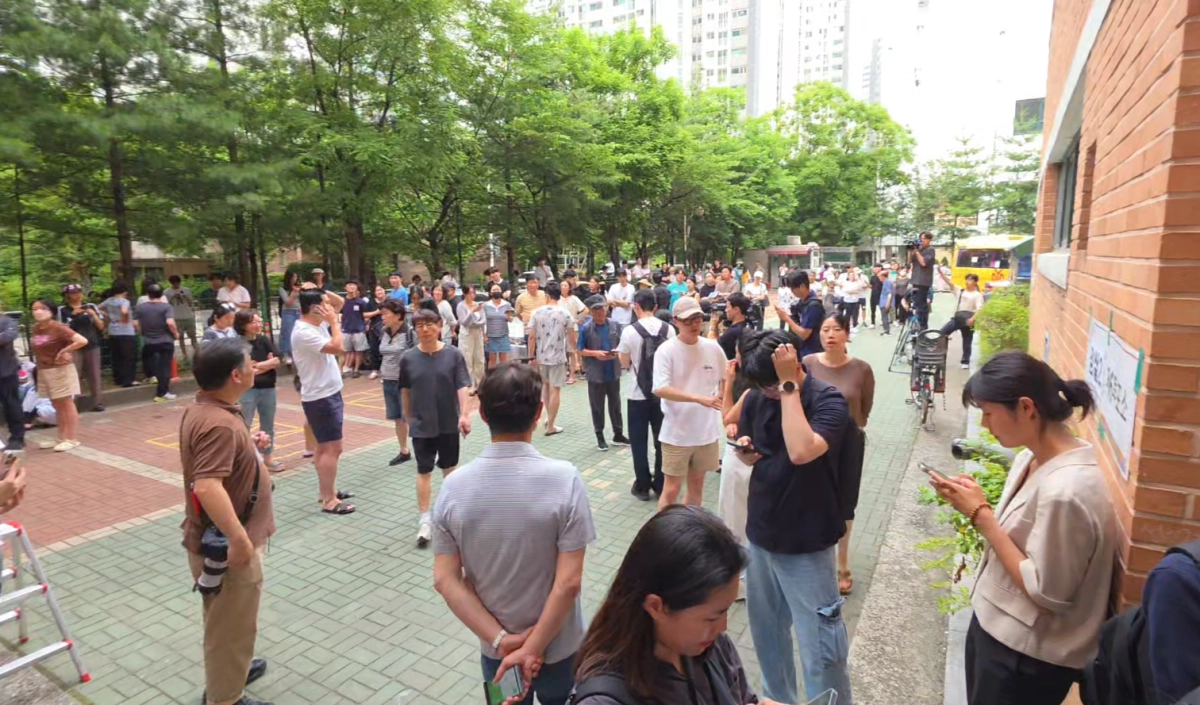 투표 마감 시각인 오후 6시를 넘긴 3일 저녁, 서울 송파구 잠실2동 제6투표소에서 유권자들이 용지 추가 보급을 기다리며 장시간 대기하고 있다. 이날 송파구 일대 투표소에서는 투표용지가 조기 소진되는 초유의 사태가 벌어졌다.임승범 기자