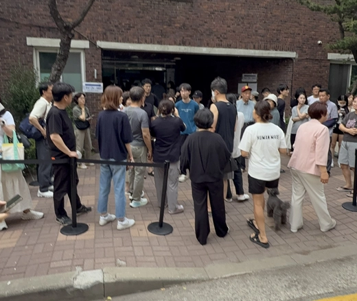 ‘투표용지 부족 사태’로 수백명의 대기자가 발생한 서울 송파구 잠실7동 제2투표소 모습.독자제공