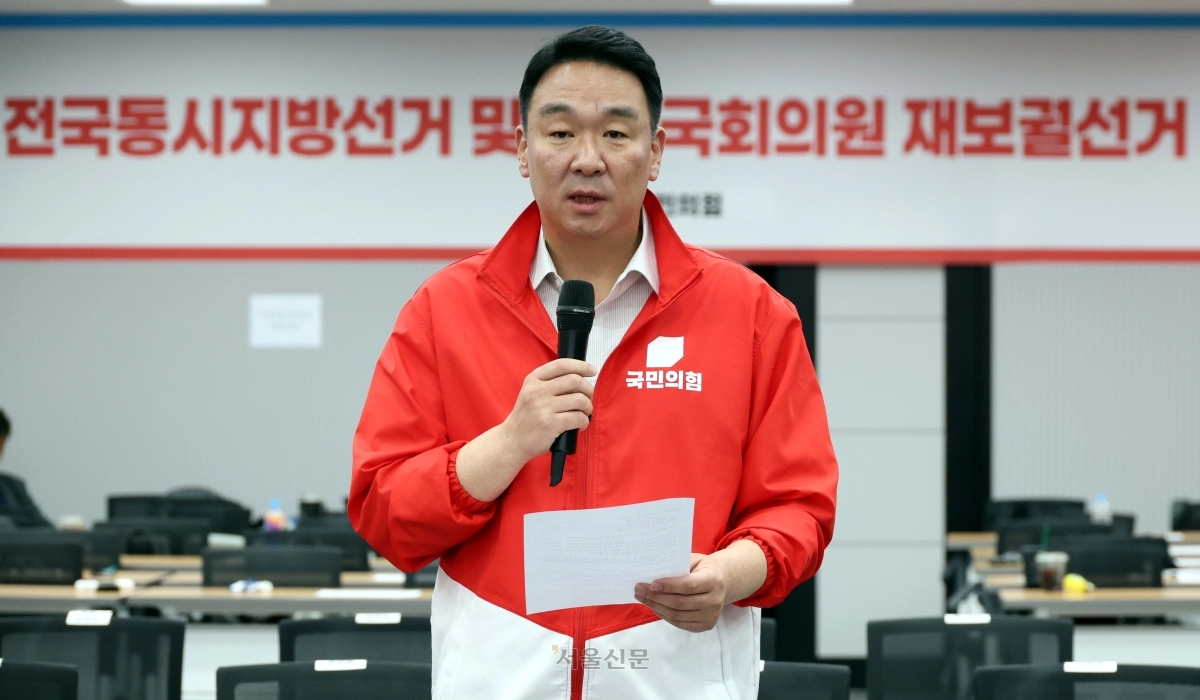 정희용 국민의힘 선거대책본부장이 3일 서울 여의도 국민의힘 중앙당사에서 긴급기자회견을 열고 일부지역의 ‘송파구의 투표용지 부족’ 관련 입장 발표를 하고 있다. 2026.6.3 국회사진기자단