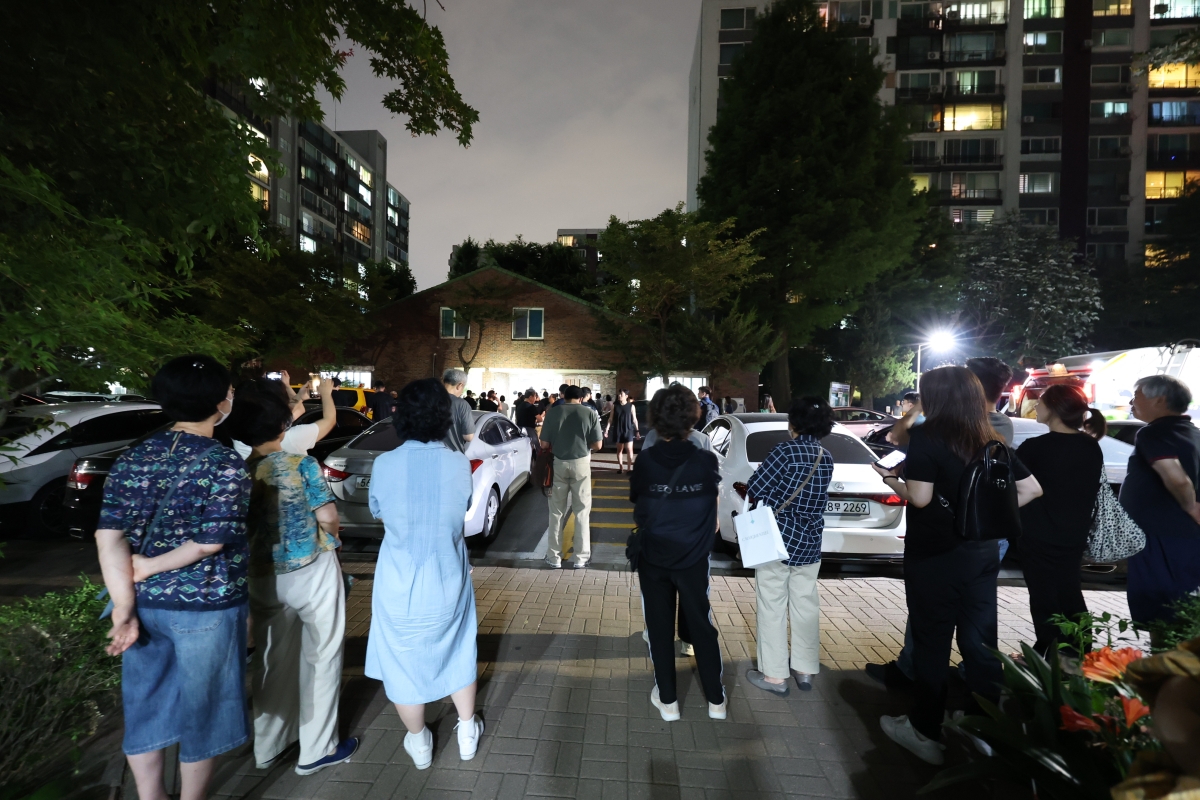 제9회 동시지방선거일인 3일 오후 서울 송파구 우성아파트 경로당에 마련된 잠실7동 제2투표소에서 투표용지 부족사태로 대기표를 받은 유권자들이 투표시간이 지나 투표하기 위해 입장하고 있다. 뒤는 이를 지켜보는 주민들. 2026.6.3. 뉴스1