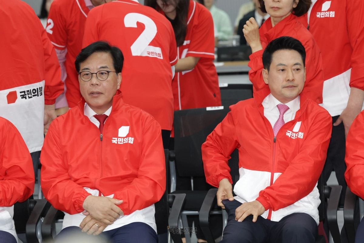 장동혁 국민의힘 상임선거대책위원장과 송언석 공동선대위원장이 3일 여의도 국민의힘 당사에 마련된 개표상황실에 착석해 있다. 2026.6.3 국회사진기자단