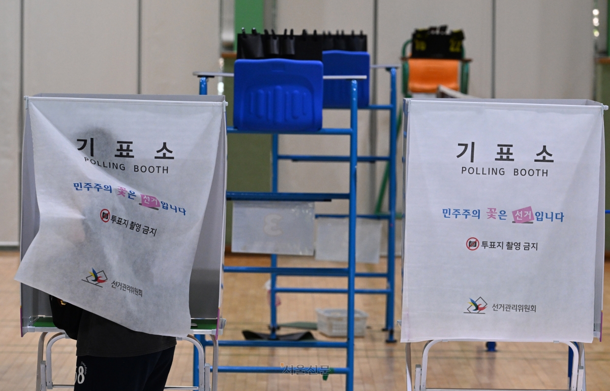 6·3 지방선거일인 3일 서울 강남구 매봉산실내배드민턴장에 마련된 투표소에서에서 유권자들이 투표를 하고 있다. 해당 기사와 직접적 관련 없는 자료사진. 2026.6.3. 서울신문