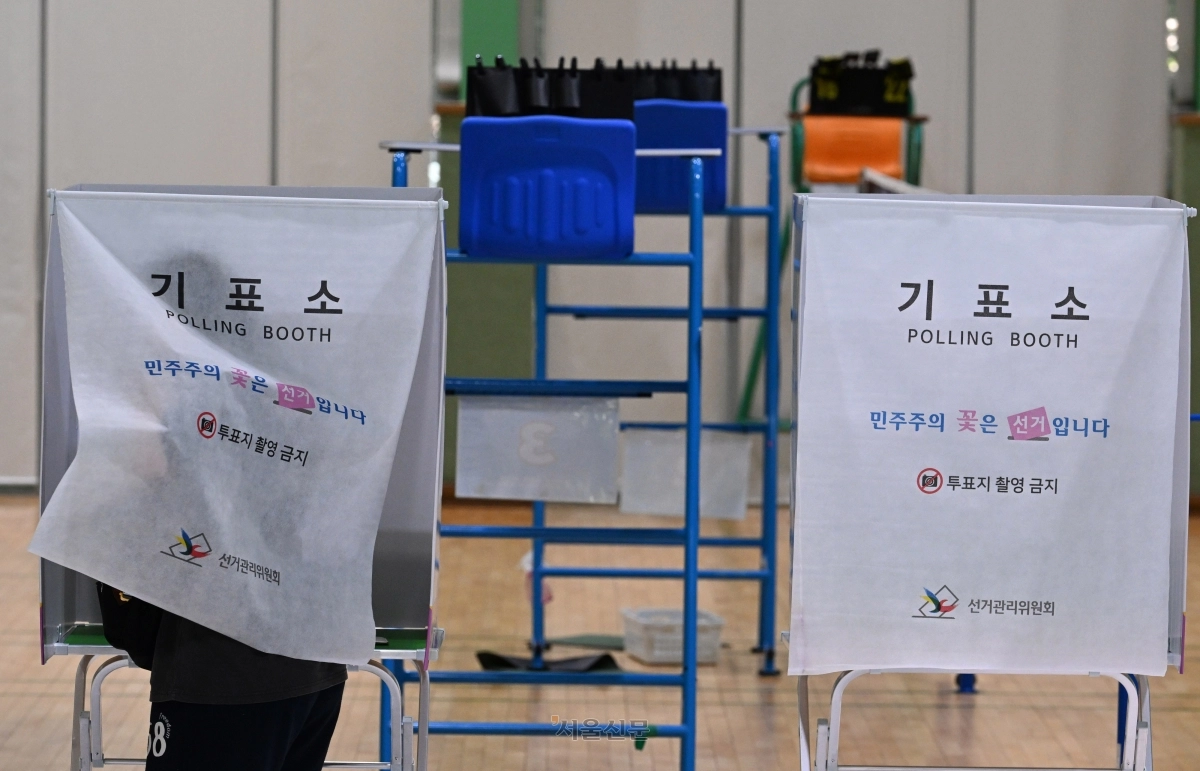 6·3 지방선거일인 3일 서울 강남구 매봉산실내배드민턴장에 마련된 투표소에서에서 유권자들이 투표를 하고 있다. 해당 기사와 직접적 관련 없는 자료사진. 2026.6.3. 서울신문