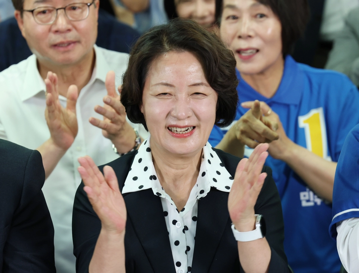 환한 표정의 추미애 후보