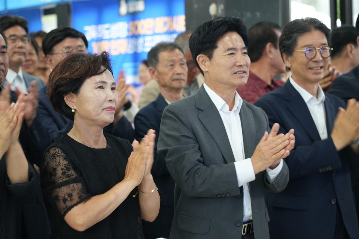 지상파 방송 3사 출구조사 발표 후 김대중(가운데) 후보가 박수를 치고 있다. 연합뉴스.