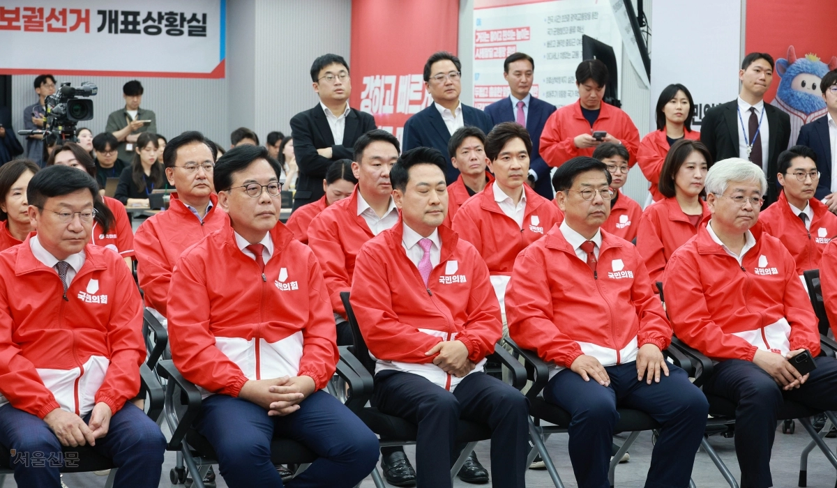 장동혁(왼쪽 세 번째) 국민의힘 대표가 송언석(두 번째) 원내대표 등 지도부와 함께 3일 서울 영등포구 여의도 당사에 마련된 개표상황실에서 광역단체장 16곳 가운데 경북지사 단 한 곳만 승리하는 것으로 방송 3사 출구조사 결과가 발표되자 눈을 감은 채 생각에 잠겨 있다. 국회사진기자단