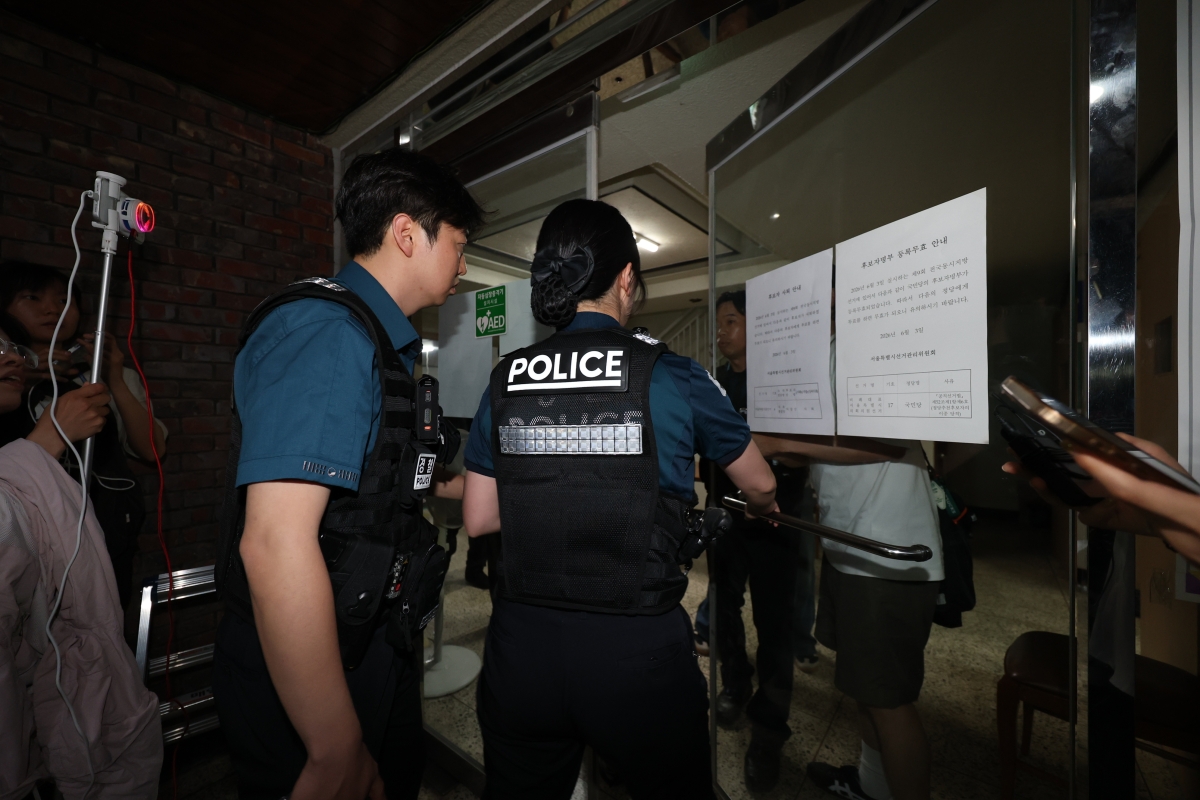 6·3 지방선거 본투표일인 3일 투표용지 부족으로 투표시간이 오후 10시까지 연장된 서울 송파구 잠실7동 제2투표소에 경찰들이 들어가고 있다. 2026.6.3. 뉴스1