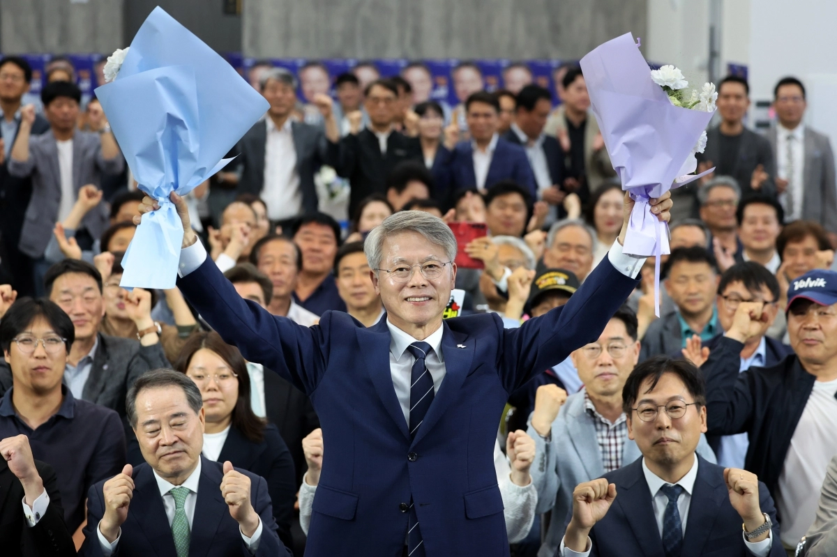 더불어민주당 소속 민형배 전남광주통합특별시장 당선인이 3일 저녁 광주 서구 마륵동에 있는 선거사무소에서 꽃다발을 들고 인사하고 있다. 광주 뉴시스