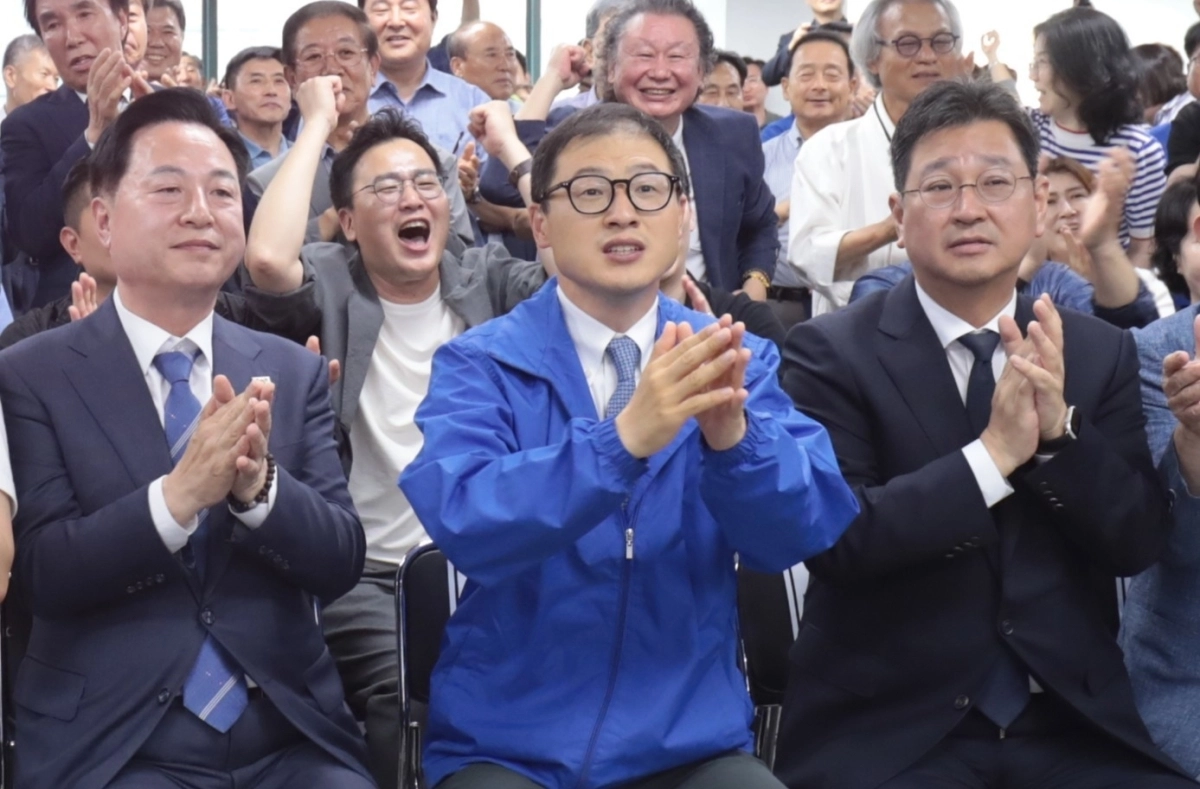 김상욱 더불어민주당 울산시장 후보가 3일 울산 남구 선거사무소에서 지지자들과 출구조사 결과를 보고 있다. 2026.6.3. 뉴스1