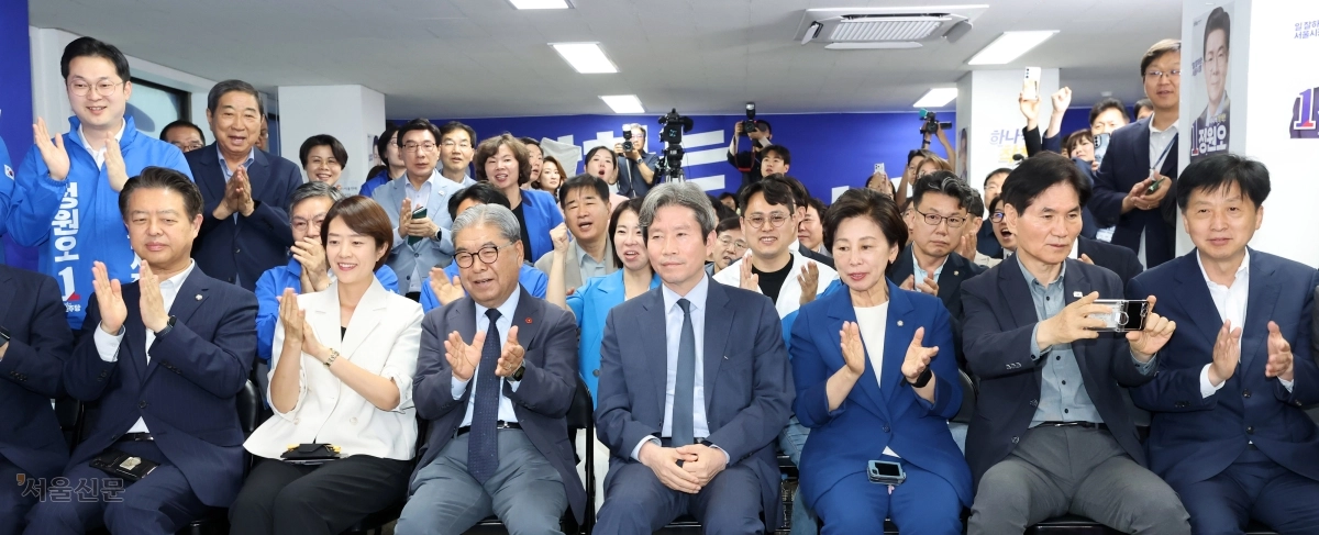 정원오 더불어민주당 서울시장 후보 캠프 이인영 총괄상임선대위원장 등 캠프 관계자들이 6·3 지방선거일인 3일 서울 중구 태평빌딩에 마련된 정 후보 캠프 선거상황실에서 승리하는 것으로 나온 방송사 출구조사 결과를 시청하며 환호하고 있다. 앞줄 왼쪽부터 김영호·고민정 민주당 의원, 이재정 후원회장, 이 위원장, 남인순·이용선·오기형 민주당 의원. 홍윤기 기자