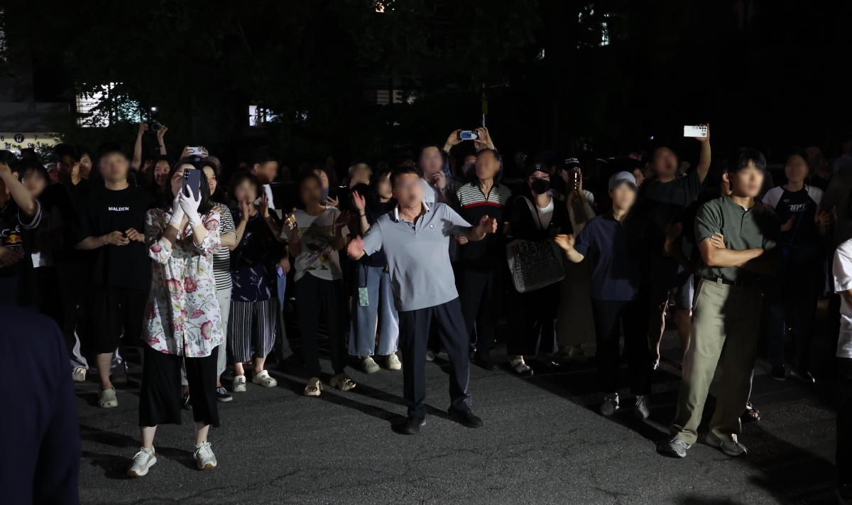 제9회 동시지방선거일인 3일 오후 투표용지 부족으로 투표시간이 연장된 서울 송파구 잠실7동 제2투표소 앞에 모인 일부 시민이 투표무효를 외치고 있다. 2026.06.03. 뉴시스