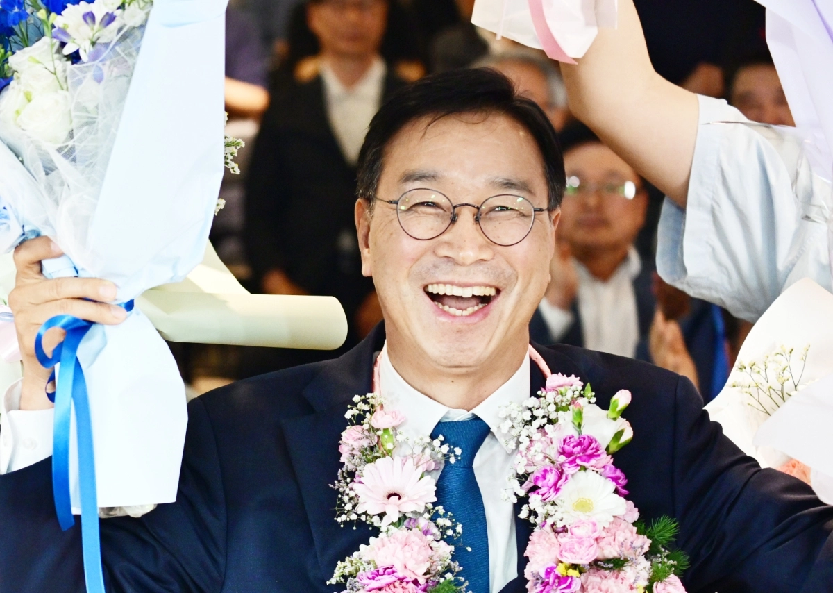 활짝 웃는 위성곤 제주도지사 후보