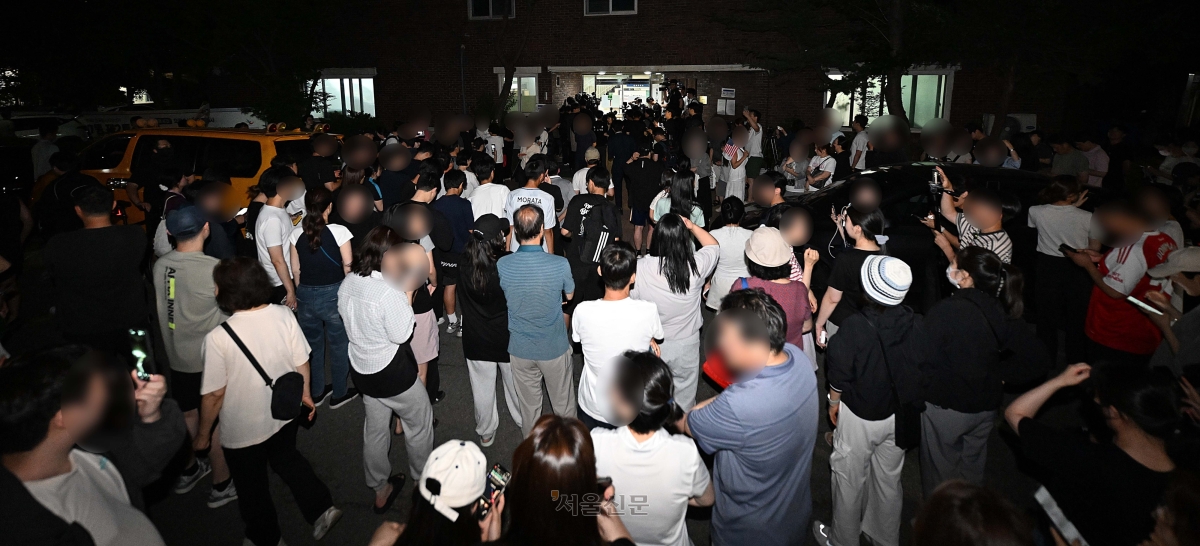 6·3 지방선거 본투표일인 3일 투표용지 부족으로 오후 10시 투표를 마친 서울 송파구 잠실7동 제2투표소 앞에서 주민들이 항의하고 있다. 2026.6.3 홍윤기 기자