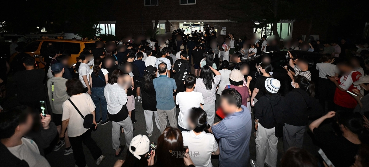 6·3 지방선거 본투표일인 3일 투표용지 부족으로 오후 10시 투표를 마친 서울 송파구 잠실7동 제2투표소 앞에서 주민들이 항의하고 있다. 2026.6.3 홍윤기 기자