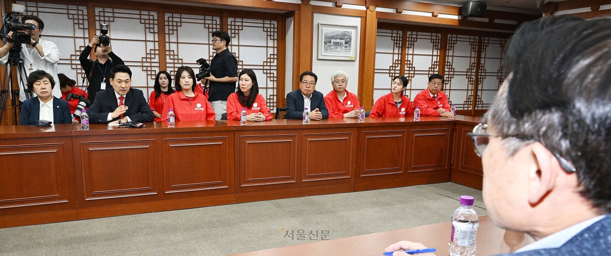 국민의힘 장동혁 상임선거대책위원장이 6·3 지방선거 본투표일인 3일 투표용지 부족 사태와 관련해 경기 과천 중앙선관위를 방문해 허철훈 사무총장에게 항의하고 있다. 2026.6.3 이지훈 기자