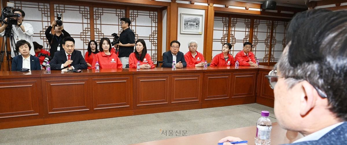국민의힘 장동혁 상임선거대책위원장이 6·3 지방선거 본투표일인 3일 투표용지 부족 사태와 관련해 경기 과천 중앙선관위를 방문해 허철훈 사무총장에게 항의하고 있다. 2026.6.3 이지훈 기자