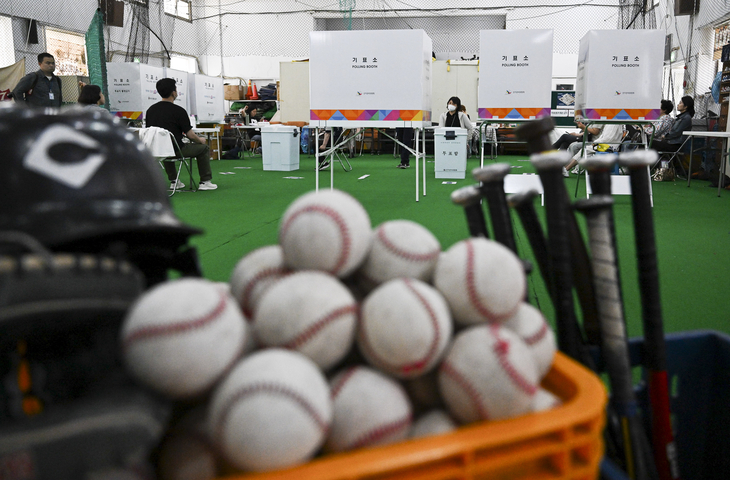 6·3 지방선거 본투표일인 3일 서울 중구 청구초등학교 야구부 실내훈련장에 마련된 청구동 제1투표소에서 유권자들이 투표하고 있다. 이지훈 기자