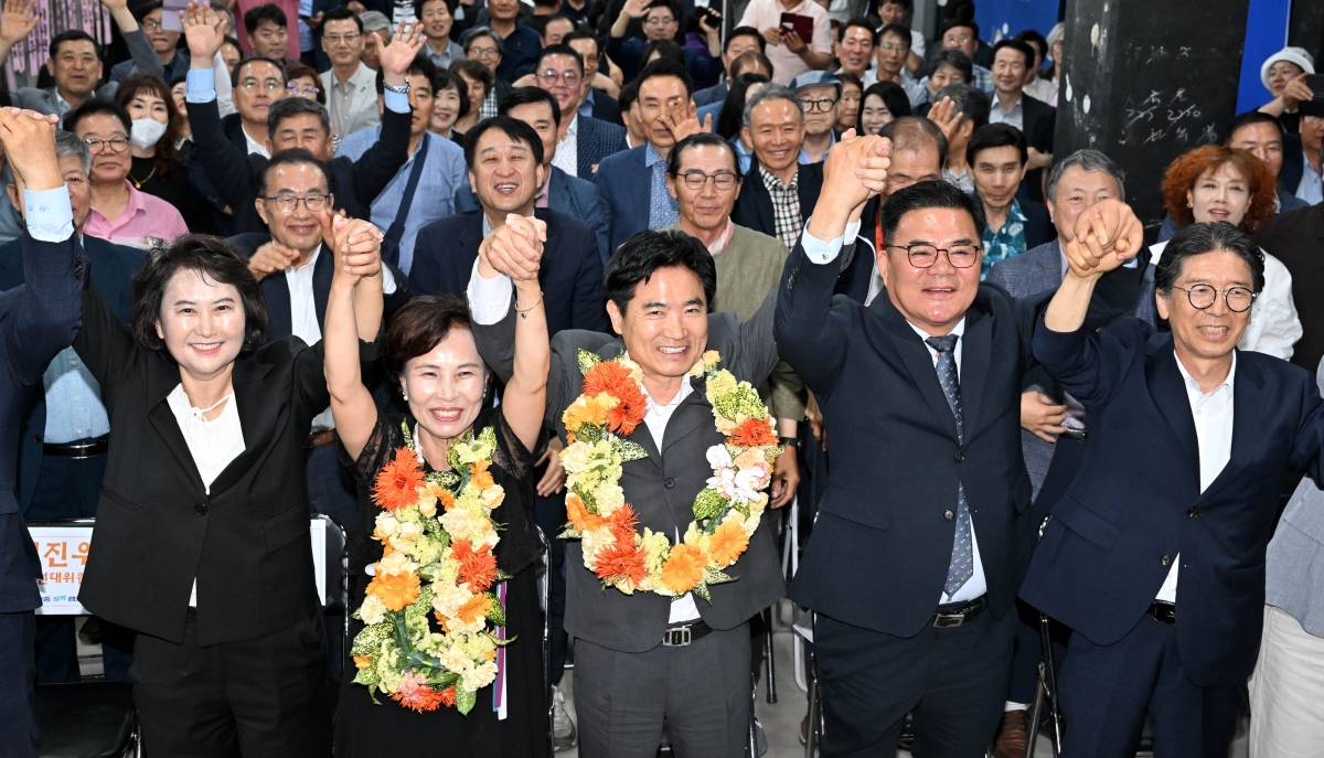 김대중(가운데) 전남광주통합특별시 교육감 후보가 3일 오후 광주 서구 자신의 선거사무소에서 지지자들로부터 당선 유력 소식을 축하받으며 기념사진을 촬영하고 있다.
