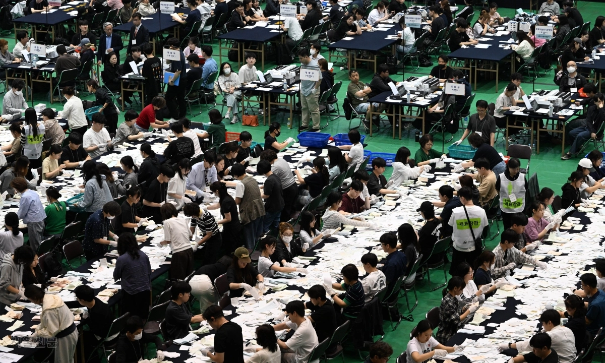 긴장감 흐르는 서울대 개표소