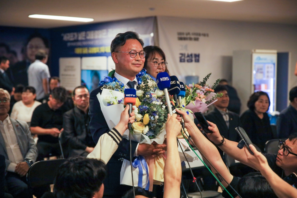 더불어민주당 김성범 서귀포 국회의원 당선이 확실시되자 축하 꽃다발을 받고 인터뷰에 응하고 있다. 당선인 선거캠프 제공