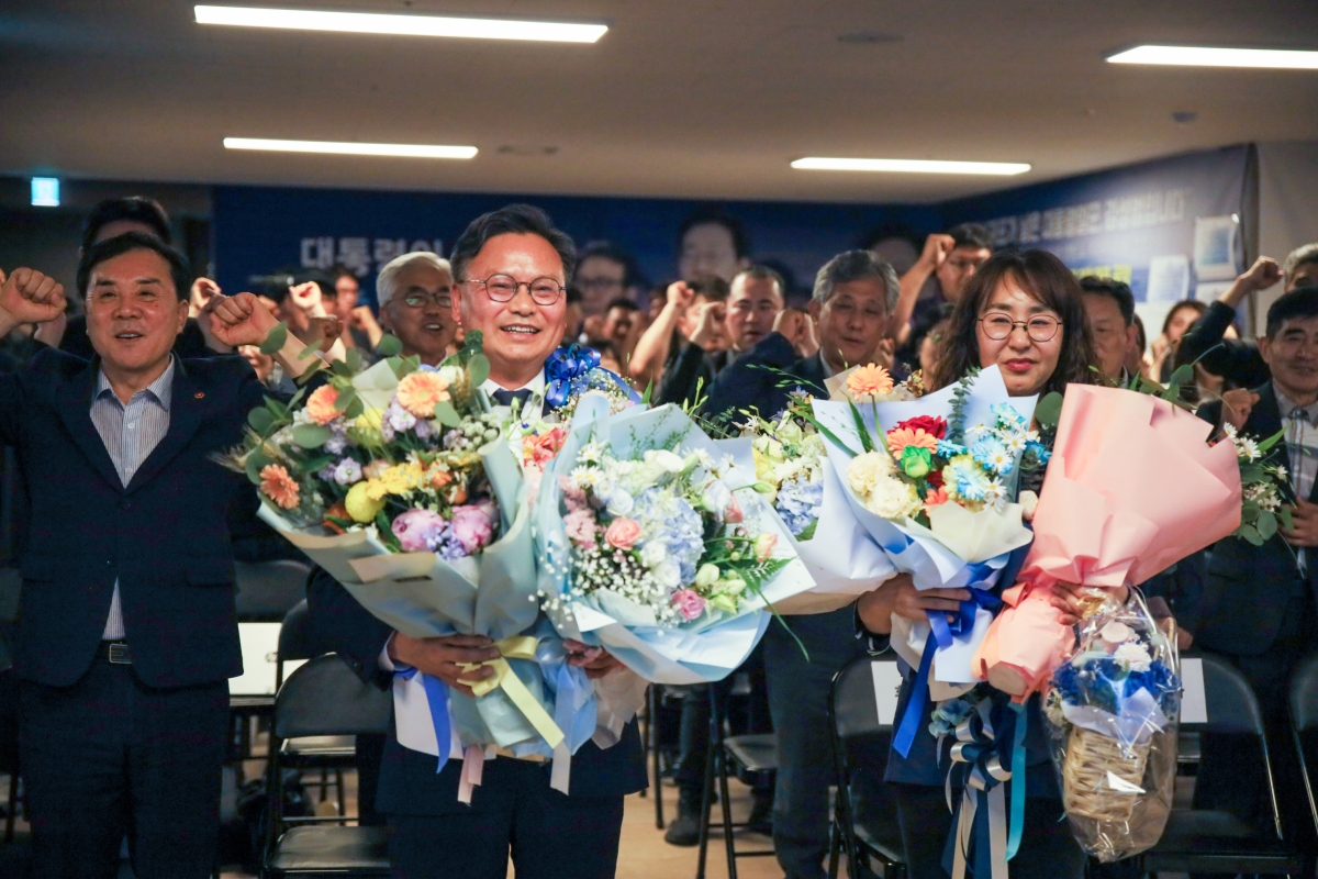 김성범 서귀포 국회의원 보궐선거 후보자가 4일 0시쯤 당선이 확실해지자 축하 꽃다발을 받고 활짝 웃고 있다. 당선인 선거캠프 제공