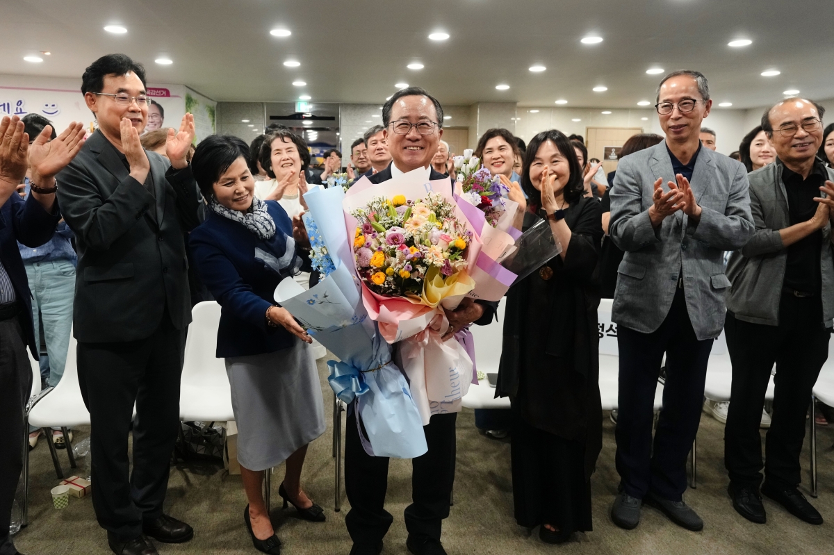 부산시교육감 선거에 출마한 김석준 후보가 4일 당선이 유력해지자 지지자들로 부터 꽃다발을 받고 환하게 웃고 있다. 김석준 후보 캠프 제공