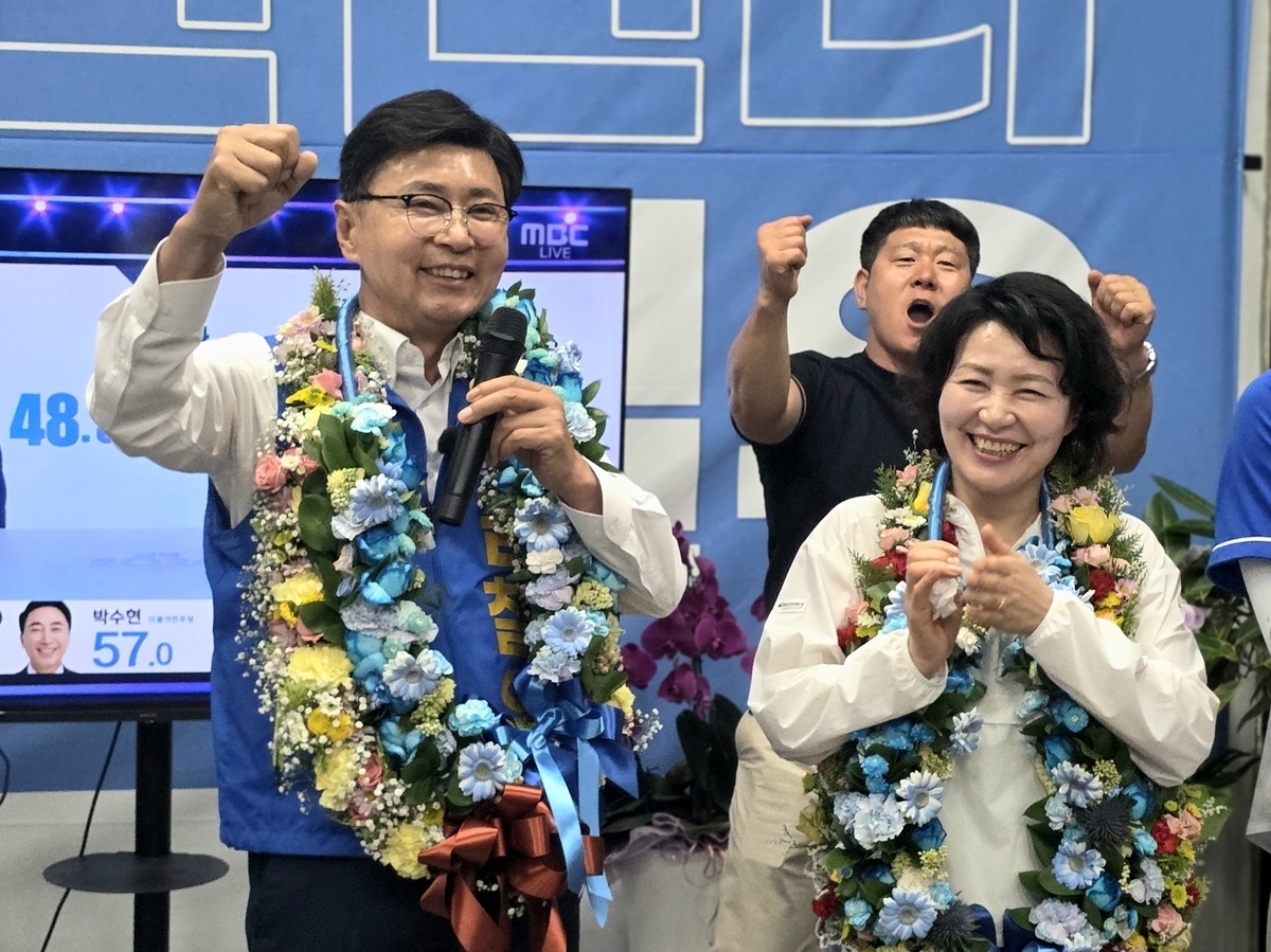 3선에 성공한 김철우 보성군수 당선인이  화이팅을  외치고 있다.