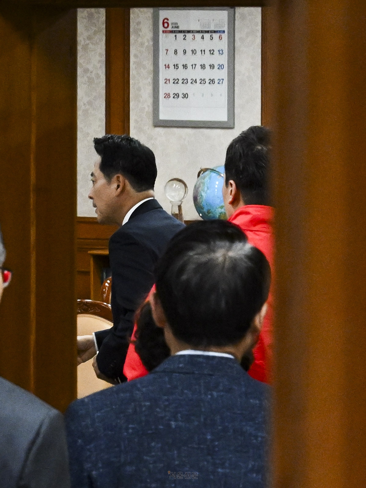 장동혁 국민의힘 대표를 비롯한 지도부가 3일 서울 송파구 등 일부 지역에서 발생한 투표용지 부족 사태와 관련해 경기 과천시 중앙선거관리위원회를 항의 방문해 위원장실로 이동하고 있다. 2026.6.3 이지훈 기자