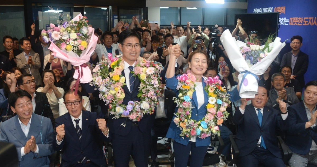 이원택(왼쪽) 더불어민주당 전북지사 당선인이 3일 저녁 전북 전주시 완산구 선거사무소에서 화환을 맨 채 지지자들의 환호에 답하고 있다. 전주 뉴시스
