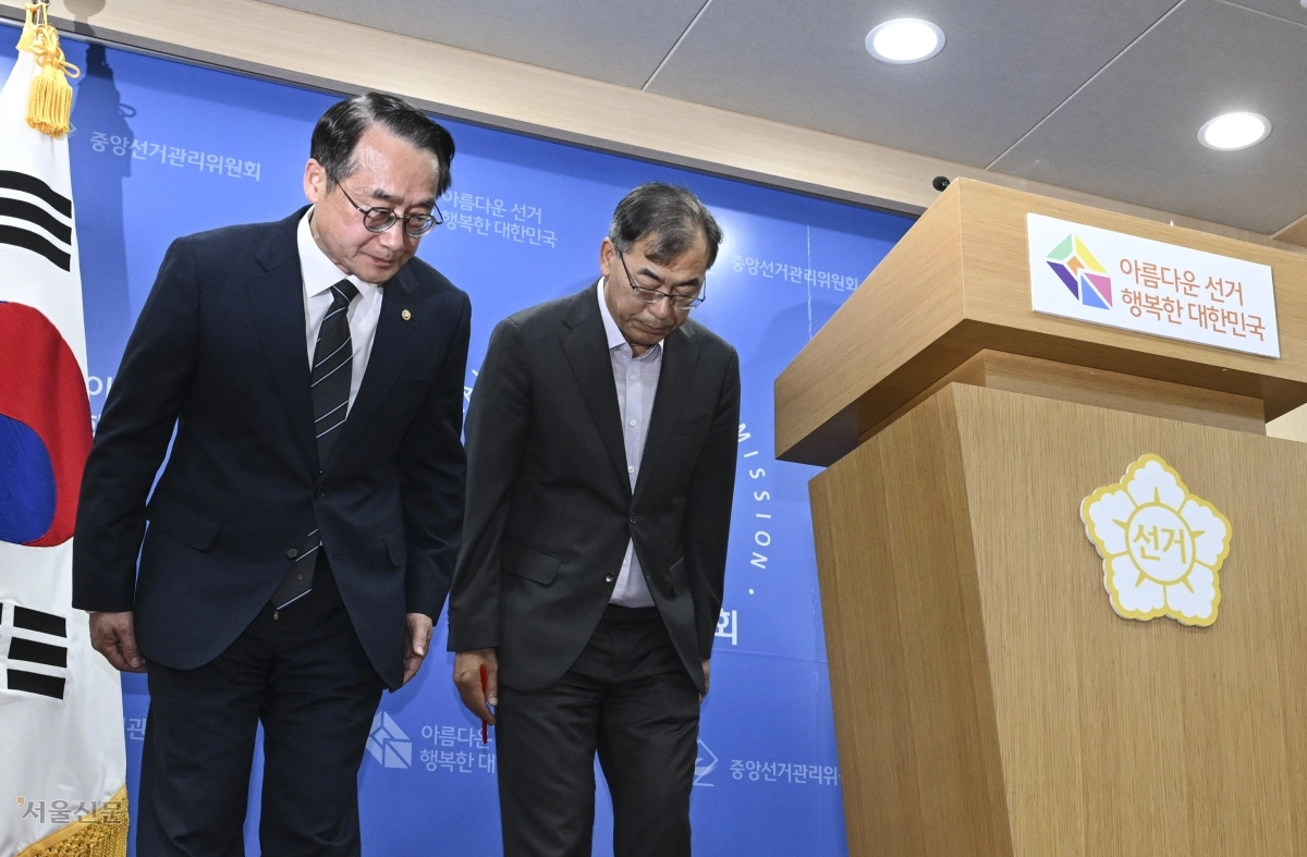 6·3 지방선거 본투표일인 3일 투표 용지 부족 사태에 대해 허철훈(왼쪽) 중앙선거관리위원회 사무총장과 윤재수 선거정책실장이 대국민 사과를 하고 있다. 이지훈 기자