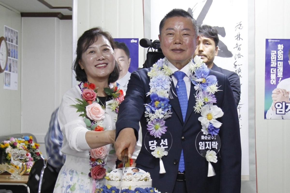 화순군수에 당선된 임지락 당선인이 지지자들의 축하를 받으며 당선 소감을 밝히고 있다. 임지락 후보 캠프측 제공