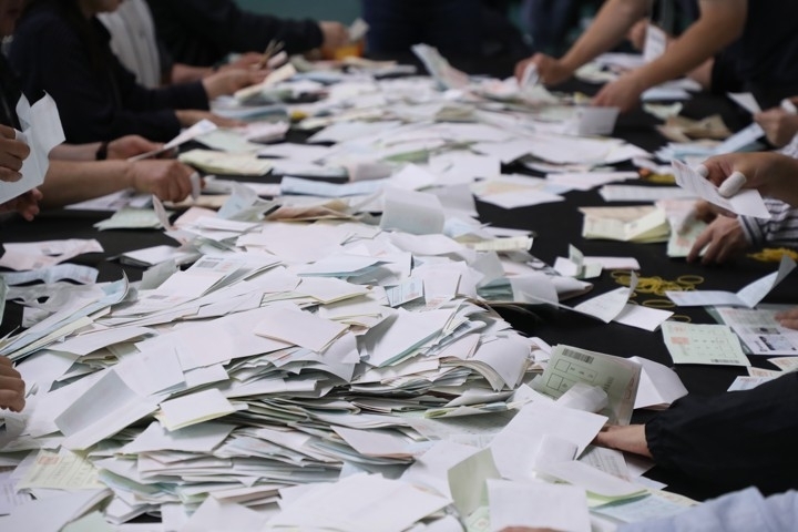 제9회 전국동시지방선거 일인 3일 개표사무원들이 투표용지를 분류하고 있다. 2026.6.3 연합뉴스