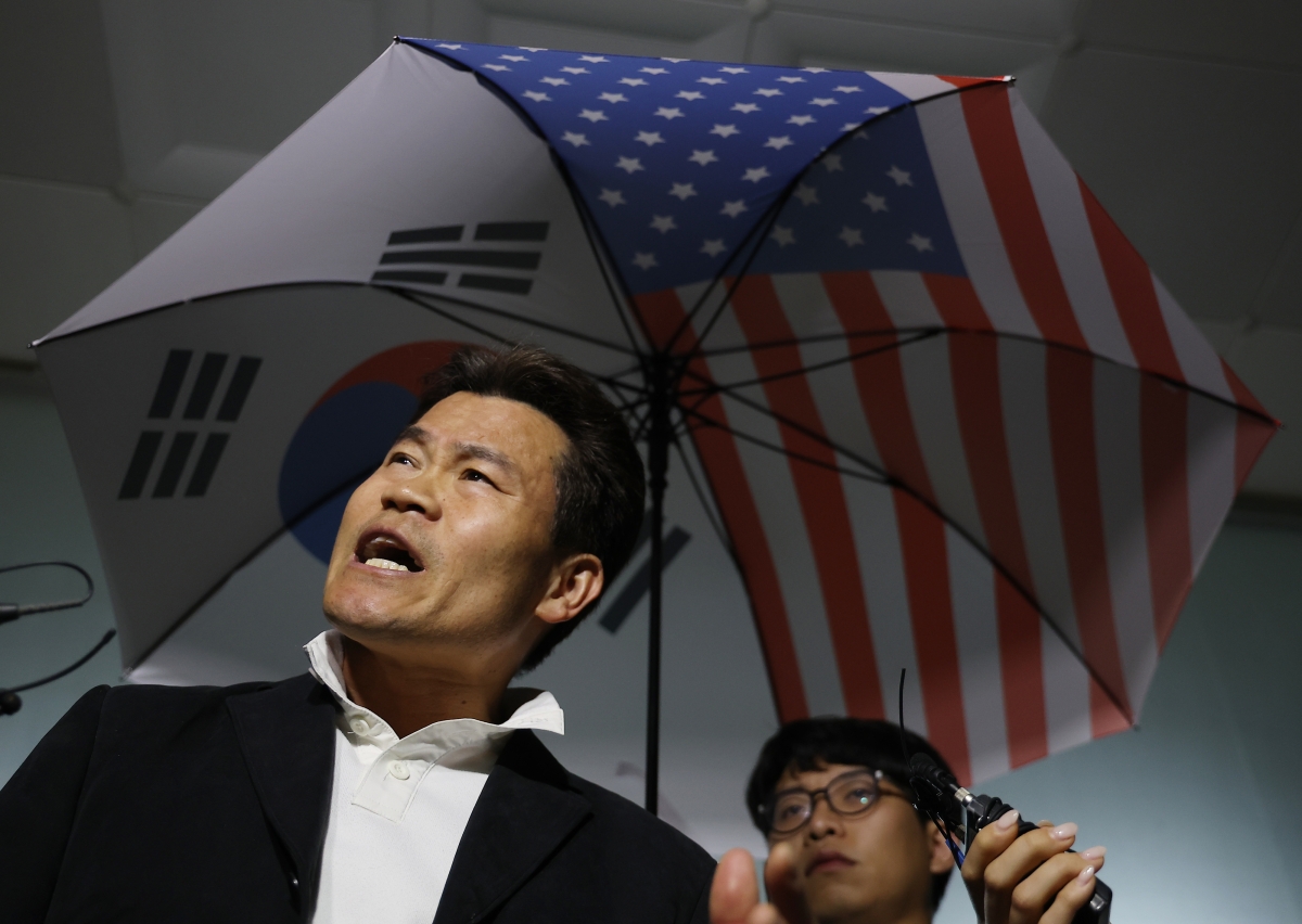 이재명 대통령과 개혁신당 이준석 대표의 명예를 훼손한 혐의로 경찰 수사를 받아온 한국사 강사 출신 유튜버 전한길(본명 전유관)씨가 16일 구속 전 피의자 심문(영장실질심사) 기각 후 서울 영등포구 영등포경찰서를 나서며 입장을 밝히고 있다. 2026.4.17. 연합뉴스