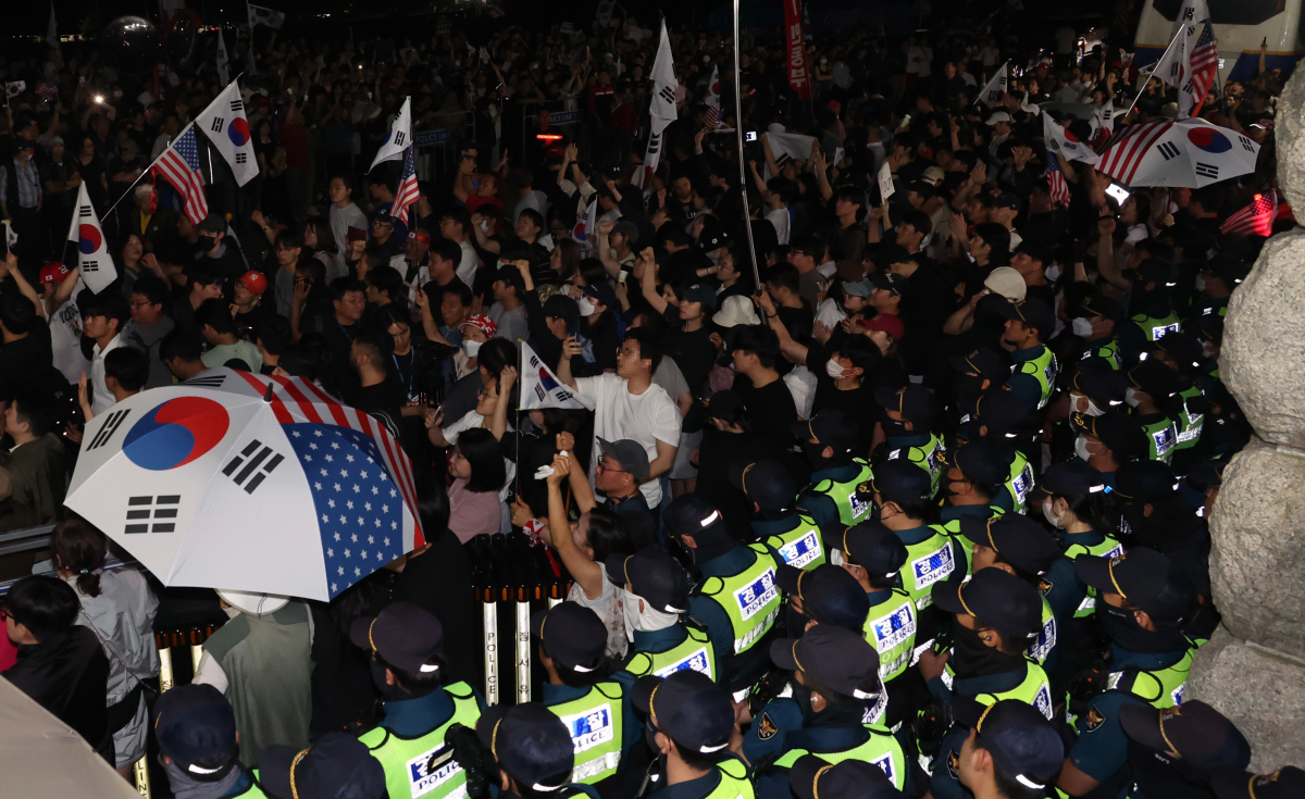 4일 경기 과천시 중앙선거관리위원회 앞에서 시민들이 제9회 전국동시지방선거 투표용지 부족 사태와 관련해 항의하고 있다. 2026.06.04. 뉴시스