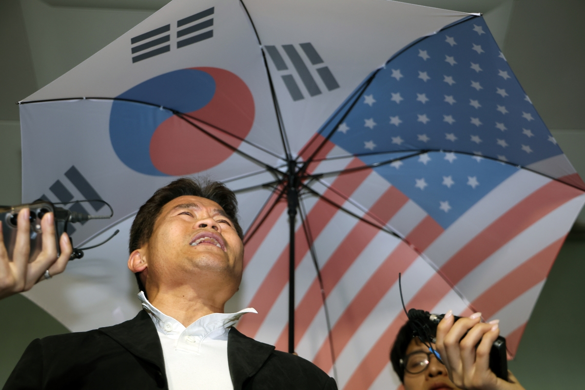 이재명 대통령과 개혁신당 이준석 대표의 명예를 훼손한 혐의로 경찰 수사를 받아온 한국사 강사 출신 유튜버 전한길(본명 전유관)씨가 16일 구속 전 피의자 심문(영장실질심사) 기각 후 서울 영등포구 영등포경찰서를 나서며 입장을 밝히고 있다. 2026.4.17. 연합뉴스