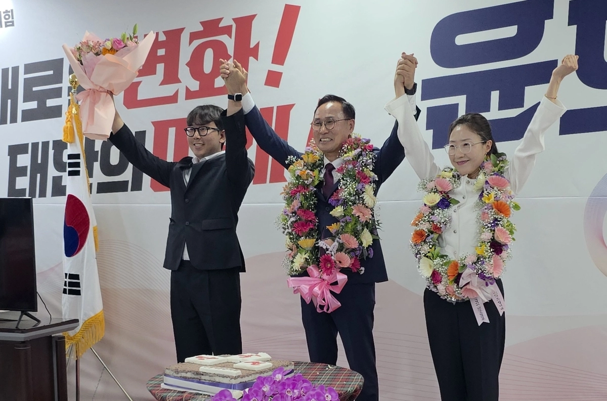 윤희신 국민의힘 후보가 3일 치러진 제9회 전국동시지방선거에서 태안군수로 확정 된 후 지지자들에게 인사하고 있다. 윤 당선인 제공