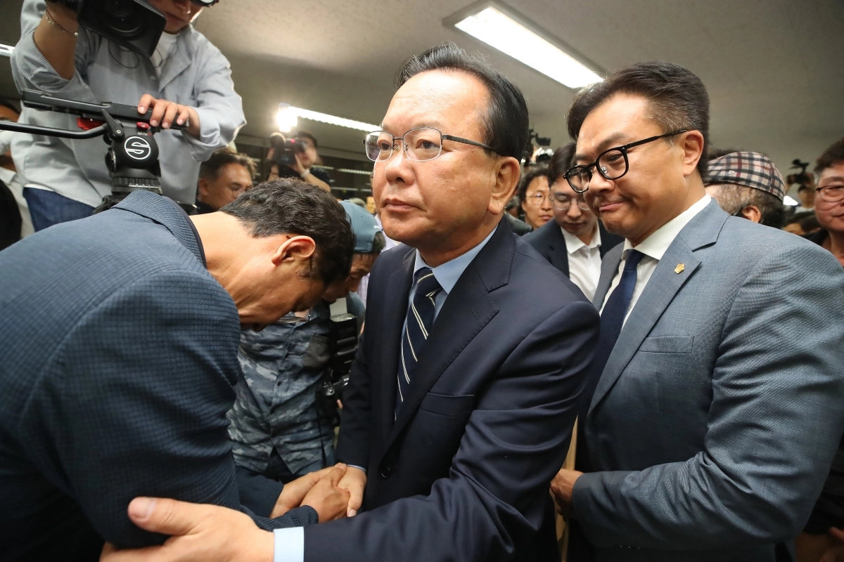 낙선 인사 후 지지자와 인사하는 김부겸 후보