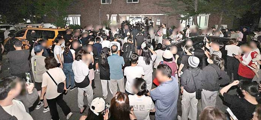 6·3 지방선거 본투표일인 3일 투표 용지 부족으로 오후 10시 투표를 마친 서울 송파구 잠실7동 제2투표소 앞에 일부 시민과 유튜버들이 몰려와 항의하고 있다. 해당 투표소는 대기표를 발부받은 인원에 한해 투표 종료 시각을 오후 6시에서 오후 10시까지 미뤘으나 항의 집회 분위기가 형성되면서 자정을 넘겨서까지 투표함을 반출하지 못했다. 홍윤기 기자