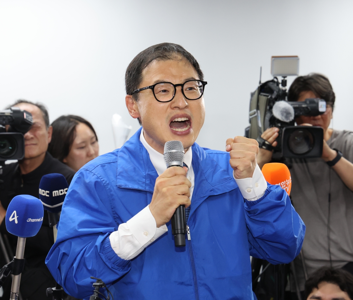 더불어민주당 김상욱 울산시장 후보가 3일 울산시 남구 자신의 선거사무소에서 당선이 확실시되자 지지자들 앞에서 소감을 밝히고 있다. 2026.6.4. 연합뉴스