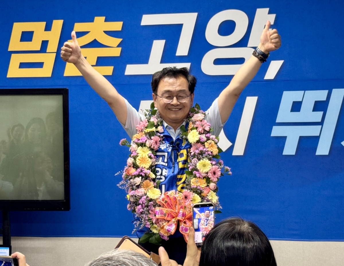 더불어민주당 소속 민경선 고양시장 후보가 4일 오전 당선이 유력해지자, 꽃다발을 목에 걸고 기뻐하고 있다.