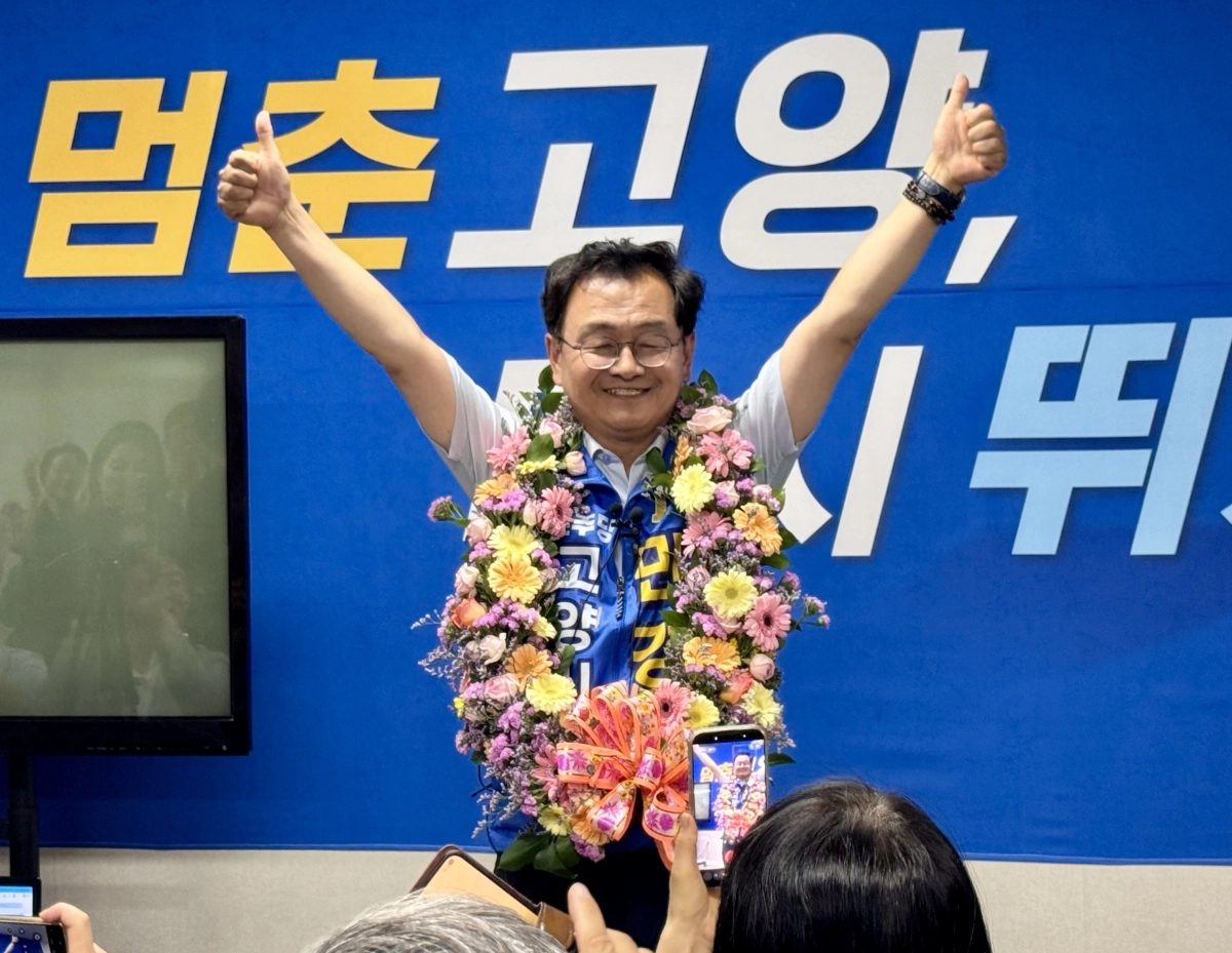 더불어민주당 소속 민경선 고양시장 후보가 4일 오전 당선이 유력해지자, 꽃다발을 목에 걸고 기뻐하고 있다.