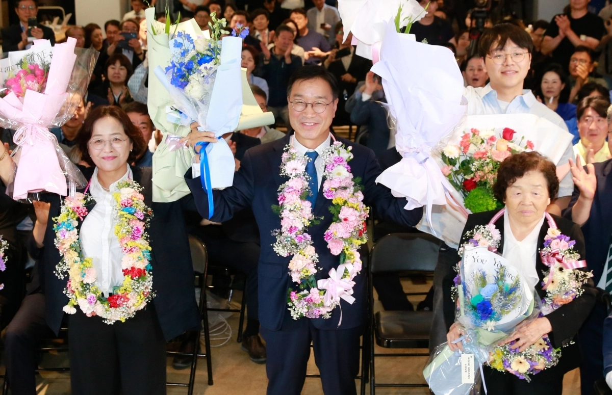 위성곤(가운데) 제주지사 당선인. 뉴스1