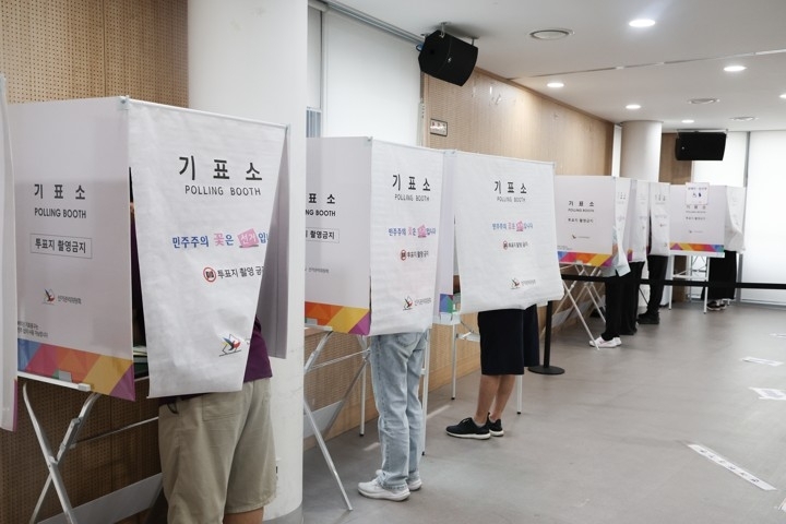 제9회 전국동시지방선거일인 3일 서울 동작구 상도4동 주민센터에 마련된 투표소에서 유권자들이 투표하고 있다. 2026.6.3  연합뉴스
