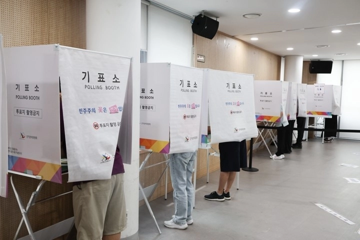 제9회 전국동시지방선거일인 3일 서울 동작구 상도4동 주민센터에 마련된 투표소에서 유권자들이 투표하고 있다. 2026.6.3  연합뉴스